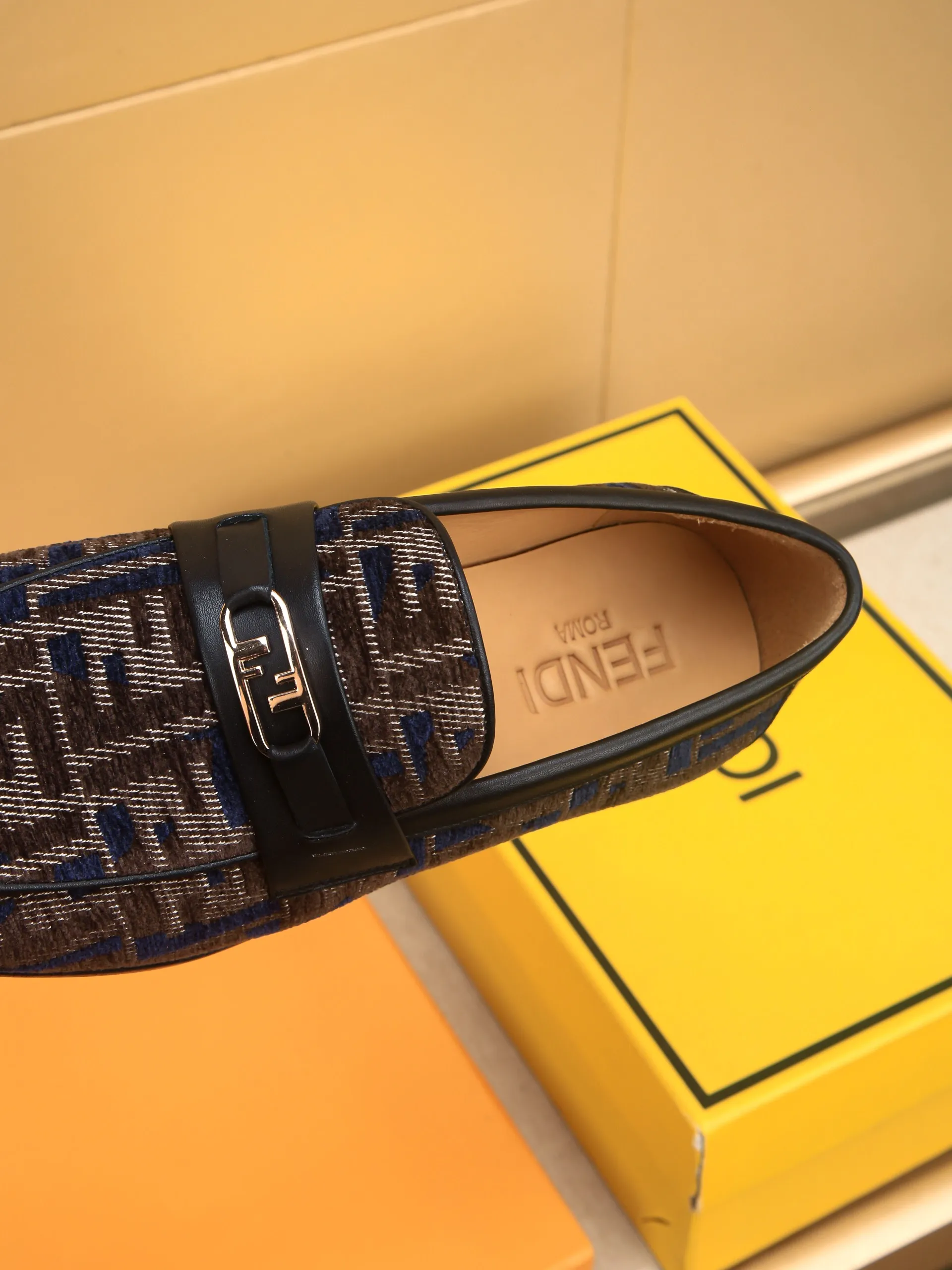 Men's shoes💰460 🕷🕷【FENDI】The latest men's formal leather shoes🇨🇳Classic series not to be missed💯The first layer is made of imported first-layer cowhide☘Original quality, the leather is smooth and delicate🎋Awesome version, perfect streamlined outline🍇🐮Leather lining, code number 39-44...(customized at 38.45.46.47)